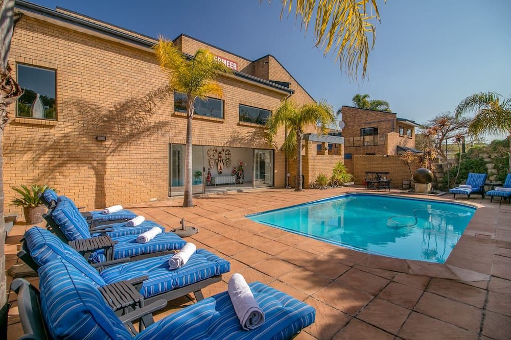 حوض السباحة