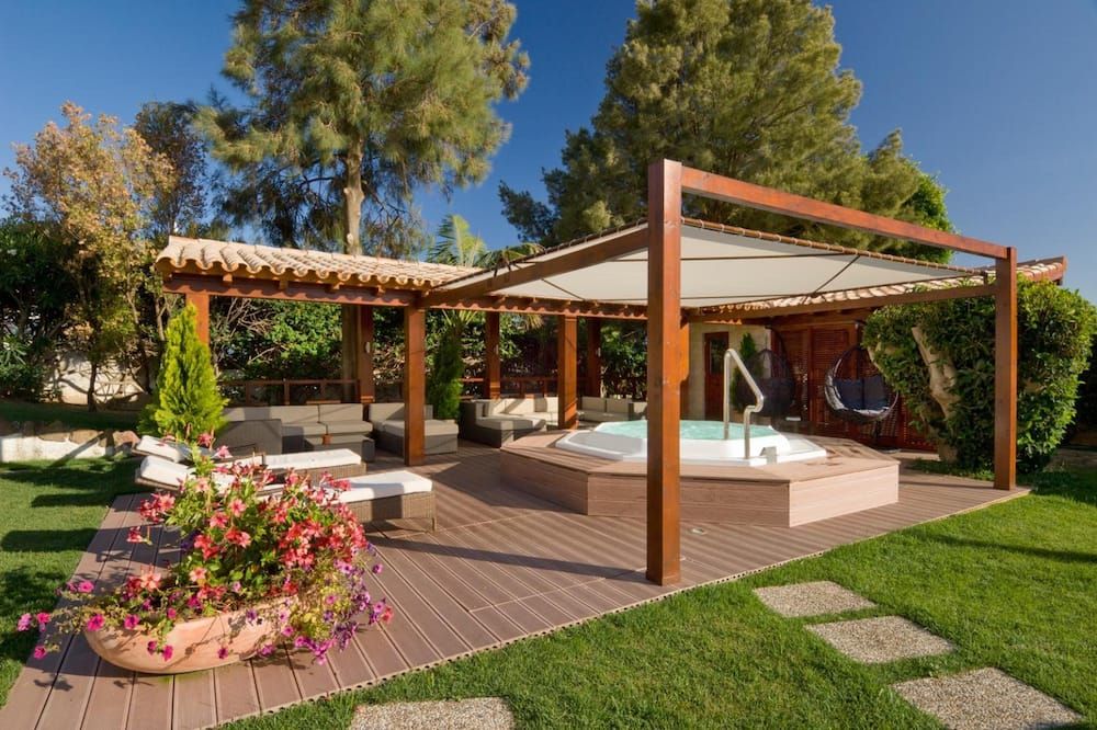 حوض السباحة