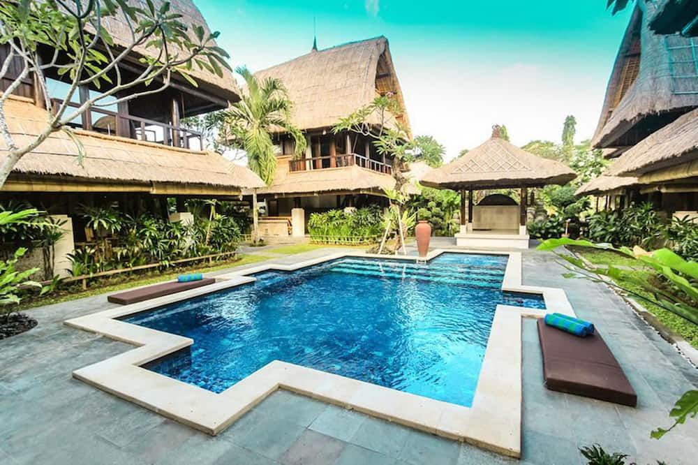 حوض السباحة