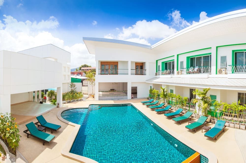 حوض السباحة