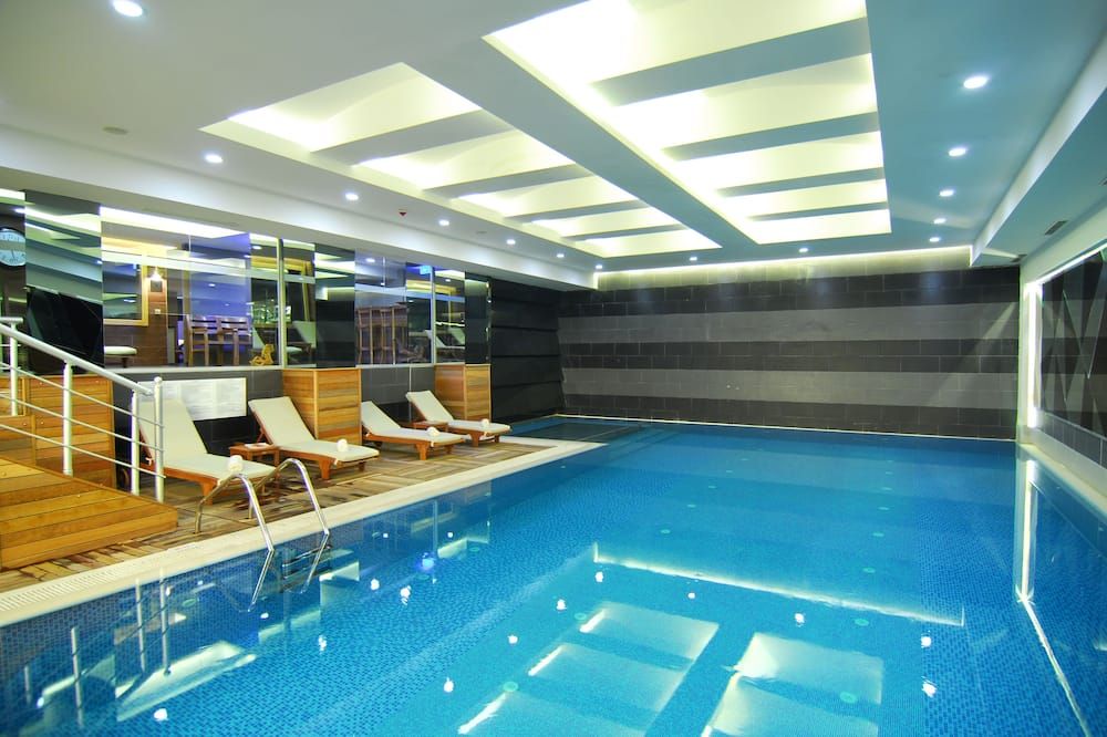 حوض السباحة