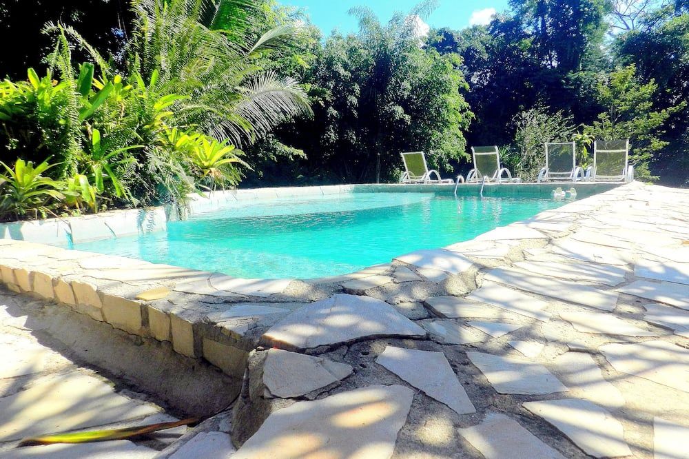 حوض السباحة