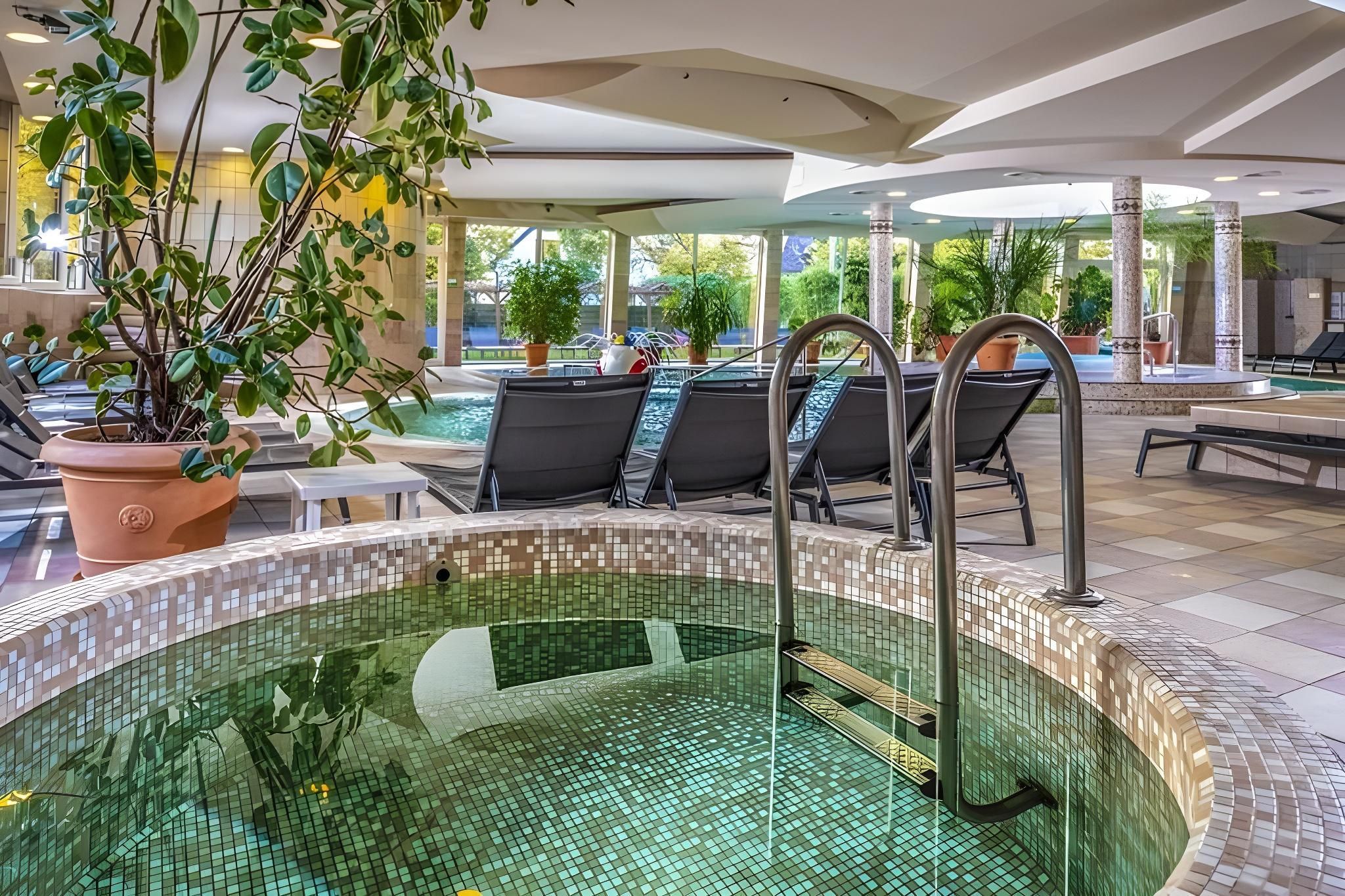 حوض السباحة