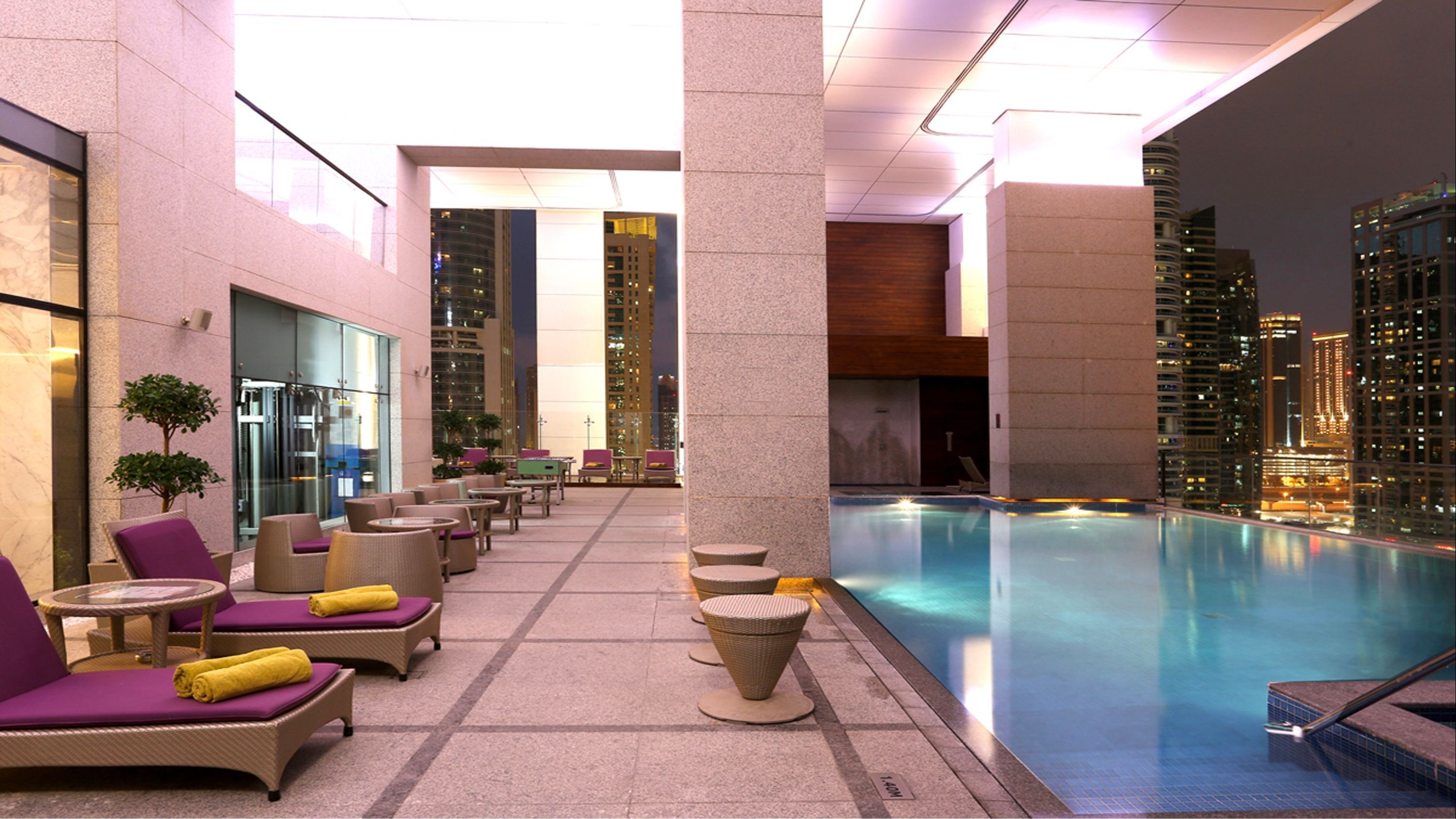 حوض السباحة