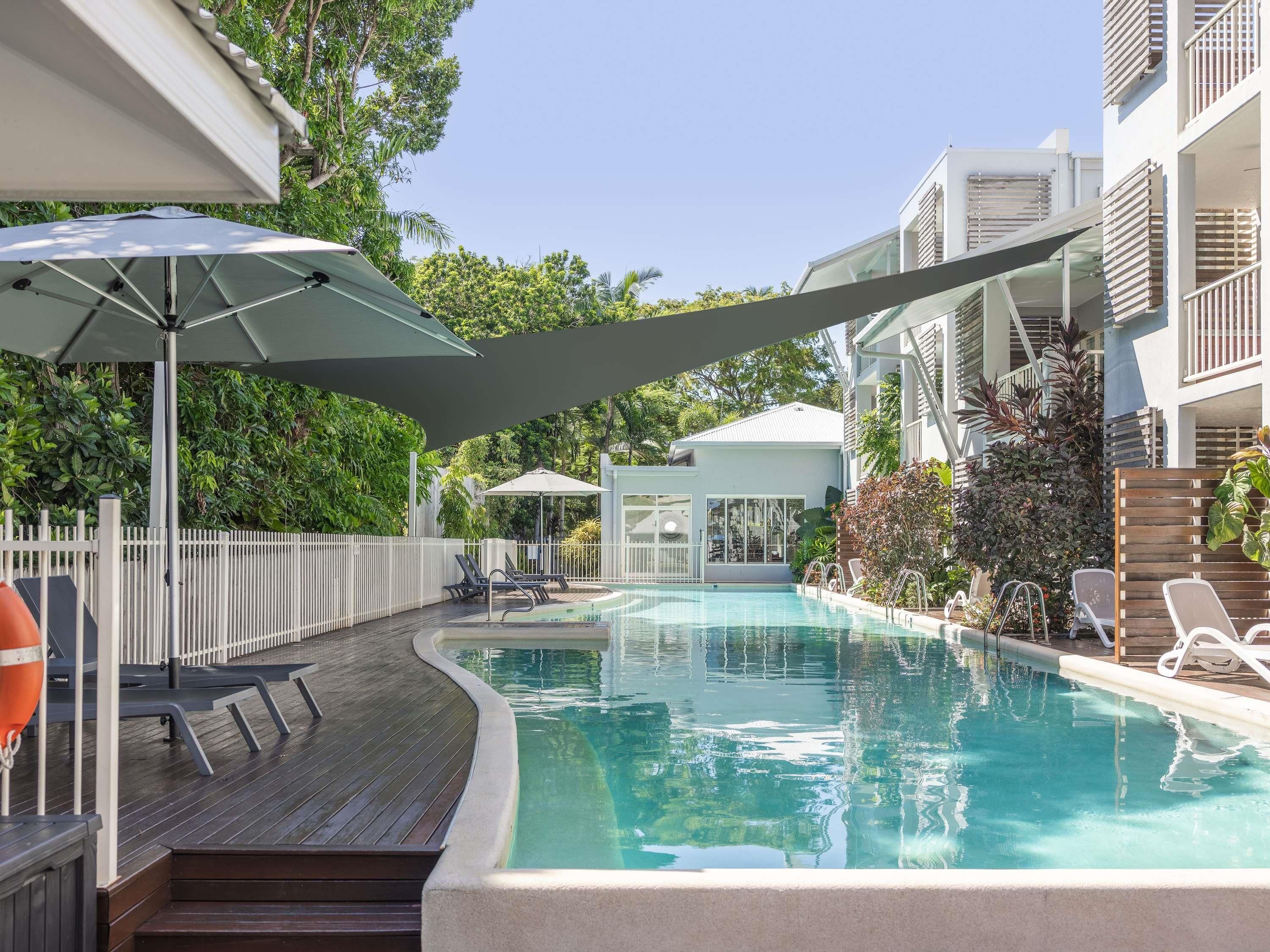 حوض السباحة