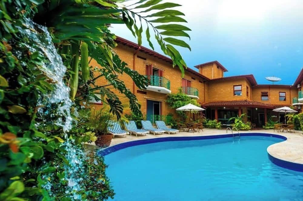 حوض السباحة