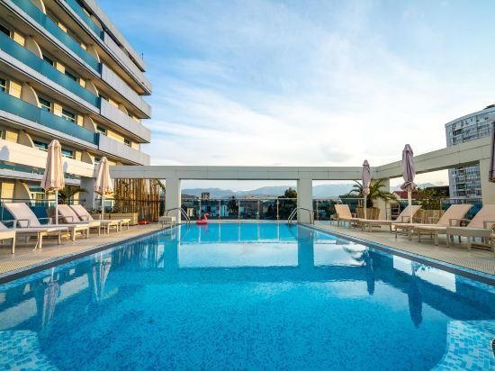 حوض السباحة