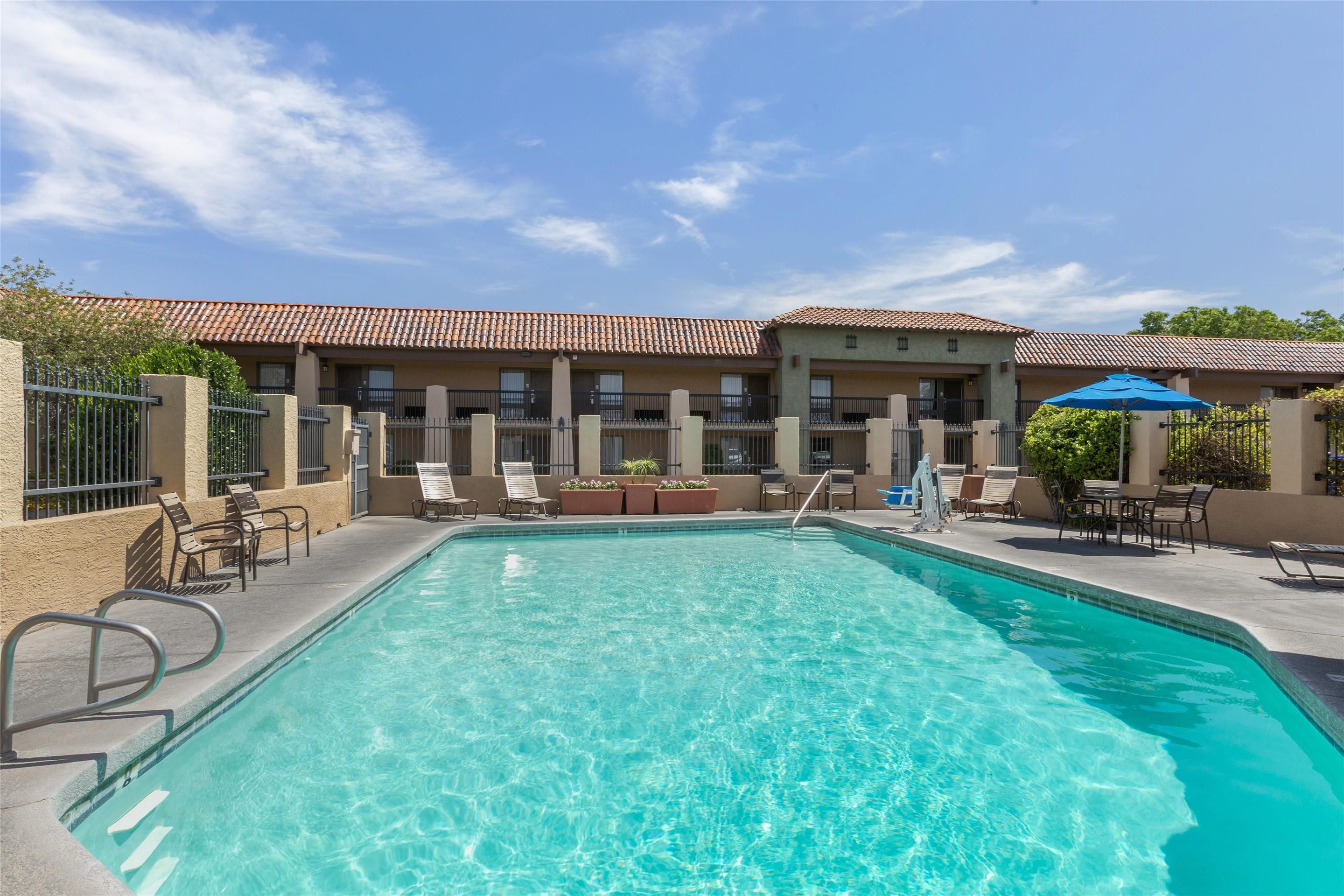 حوض السباحة