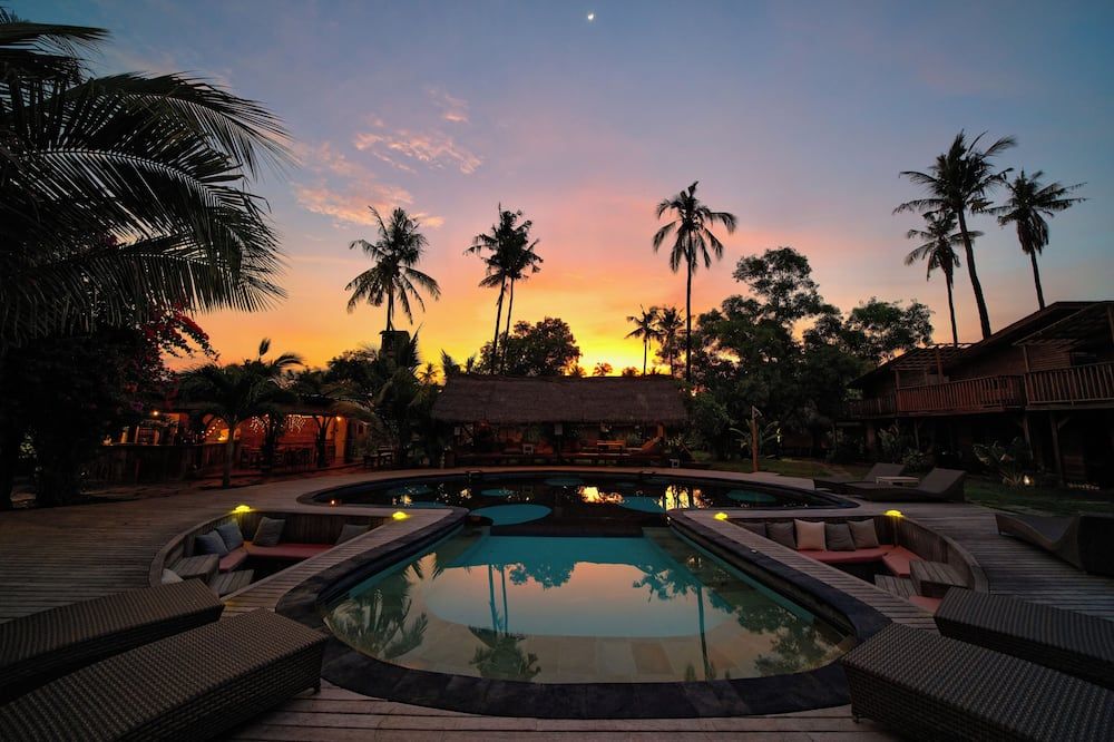 حوض السباحة