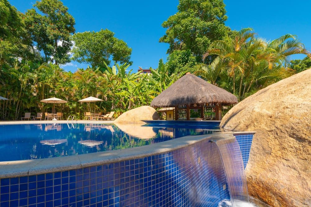 حوض السباحة