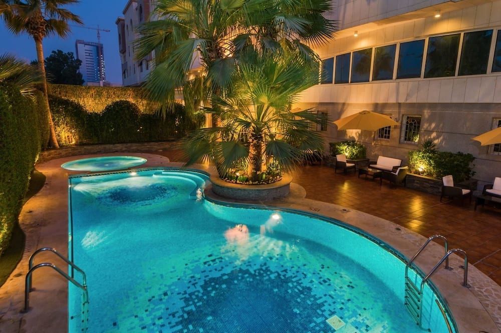 حوض السباحة