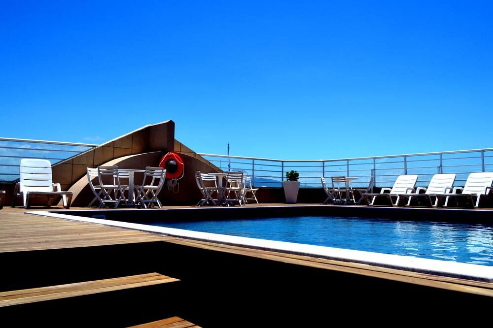 حوض السباحة