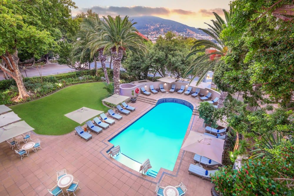 حوض السباحة