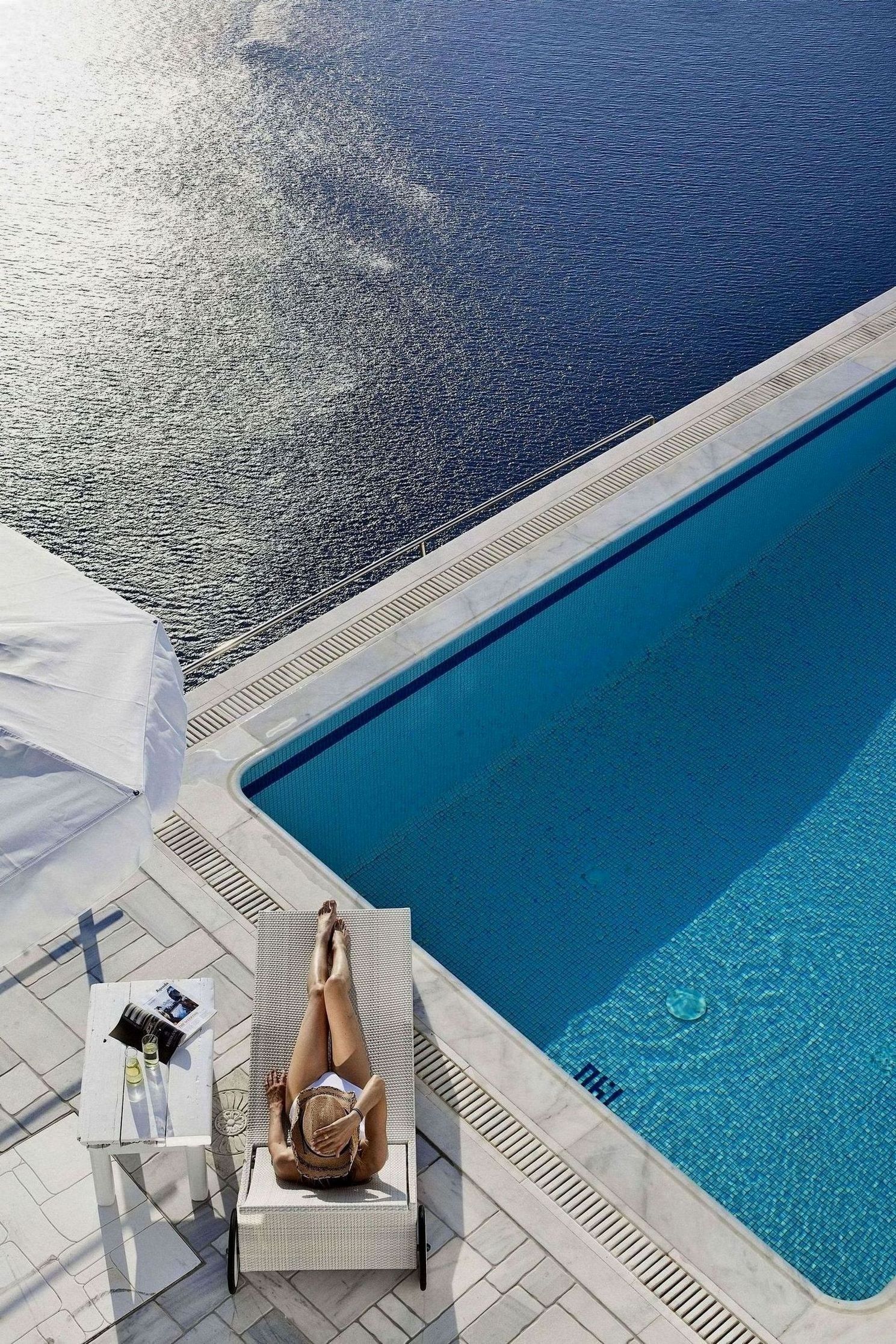 حوض السباحة