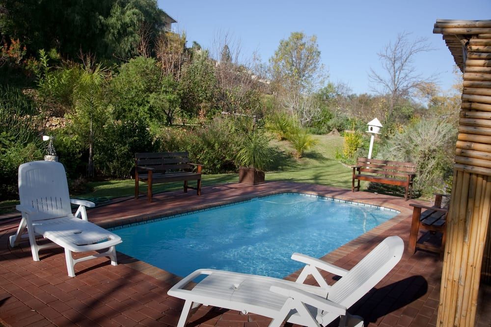 حوض السباحة