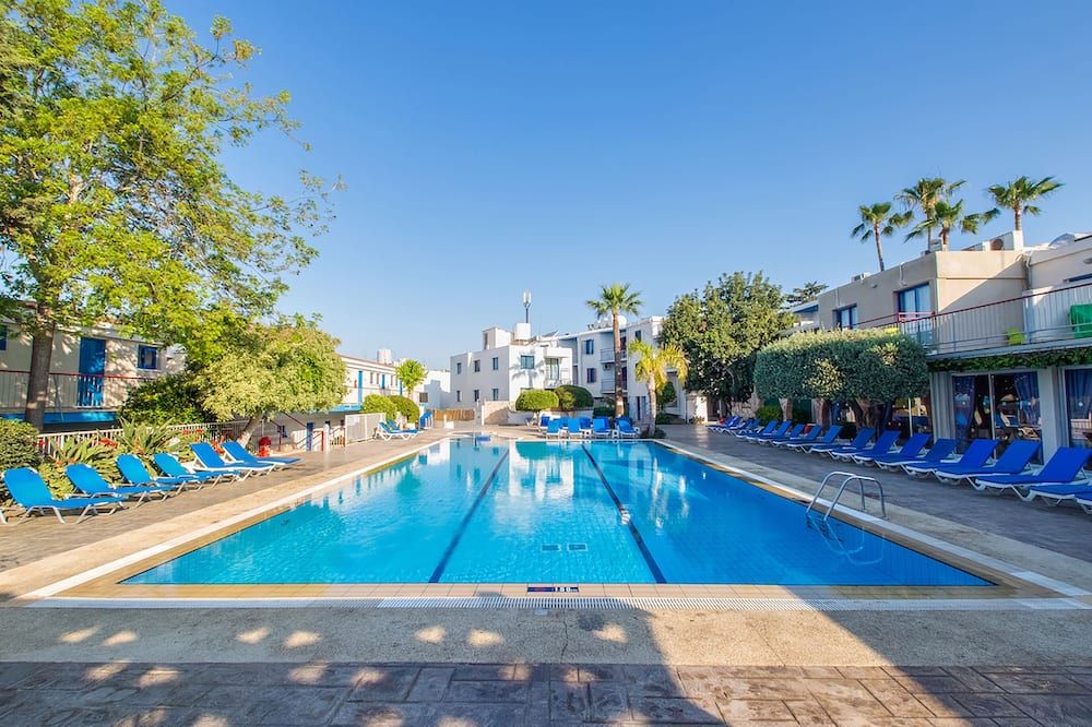 حوض السباحة