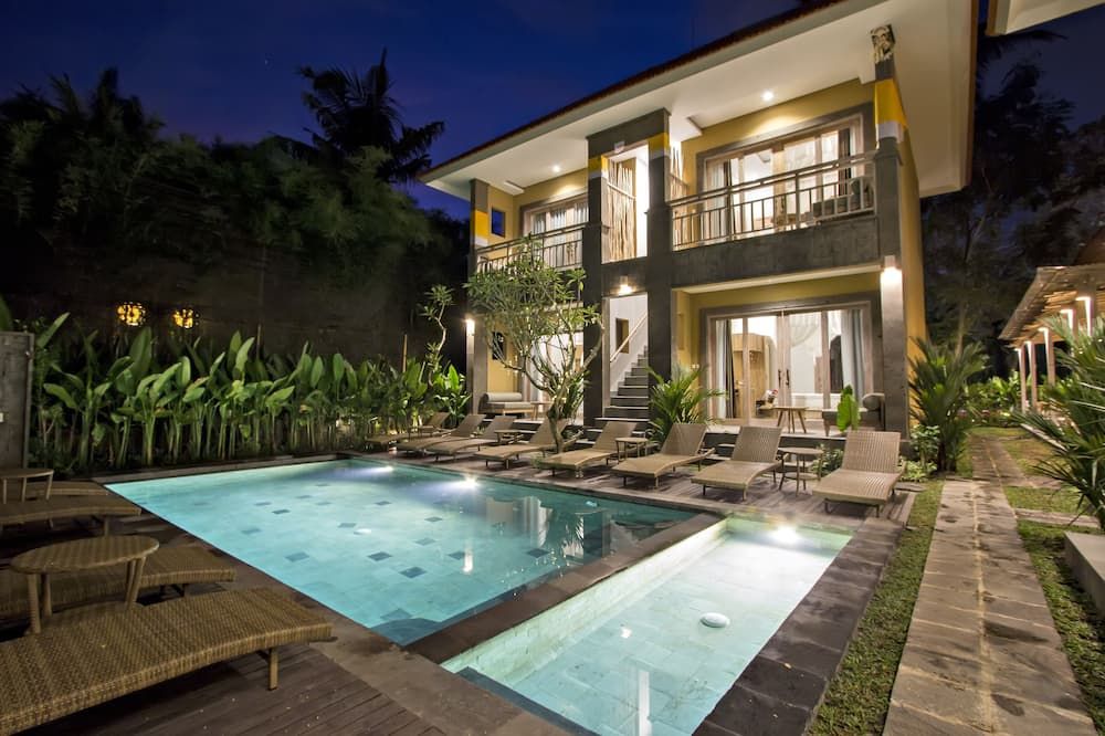 حوض السباحة