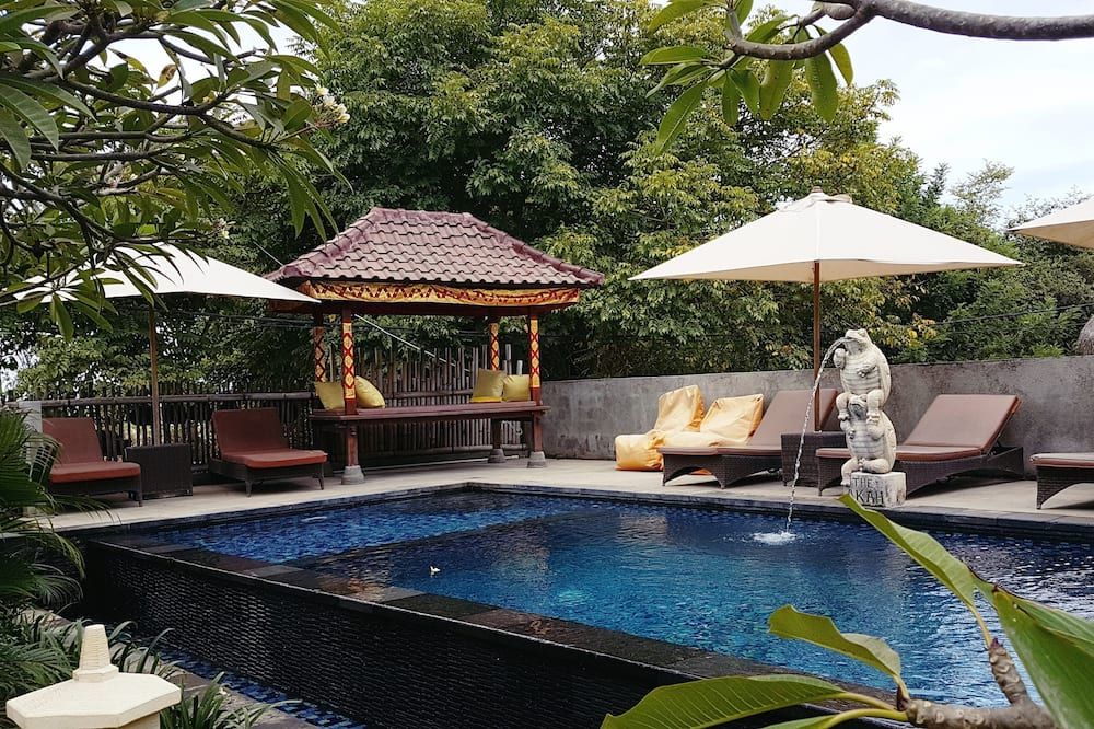 حوض السباحة