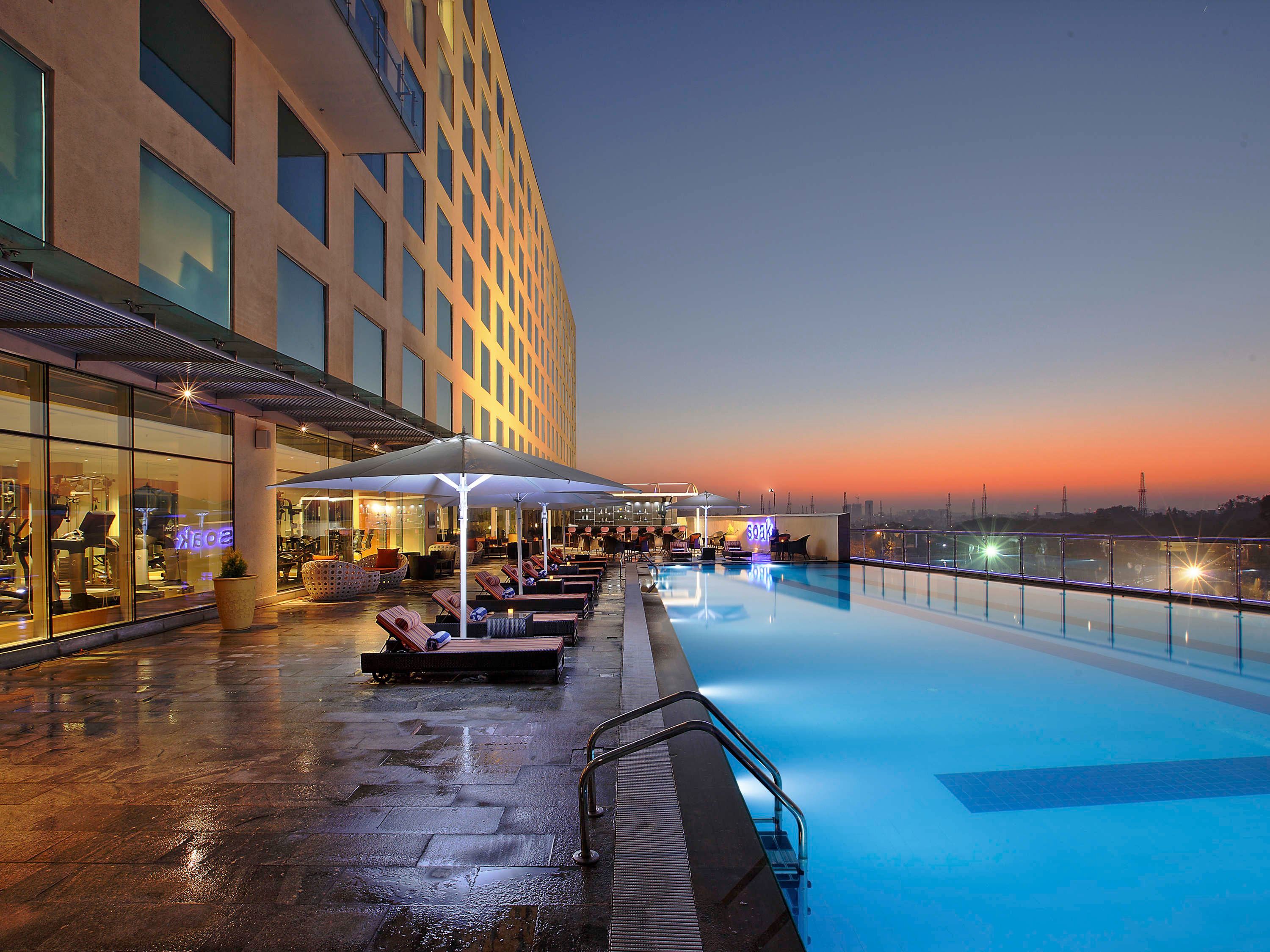 حوض السباحة