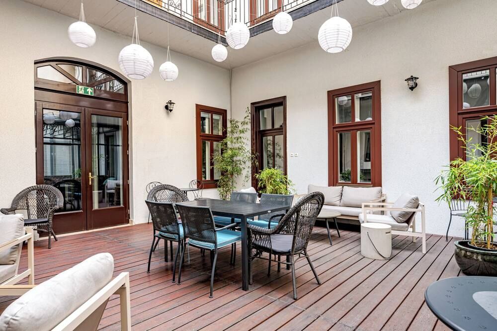 شرفة مرصوفة