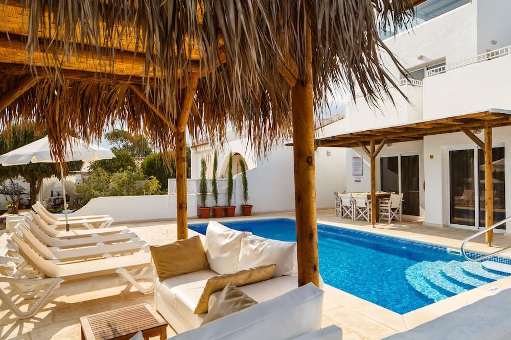 حوض السباحة