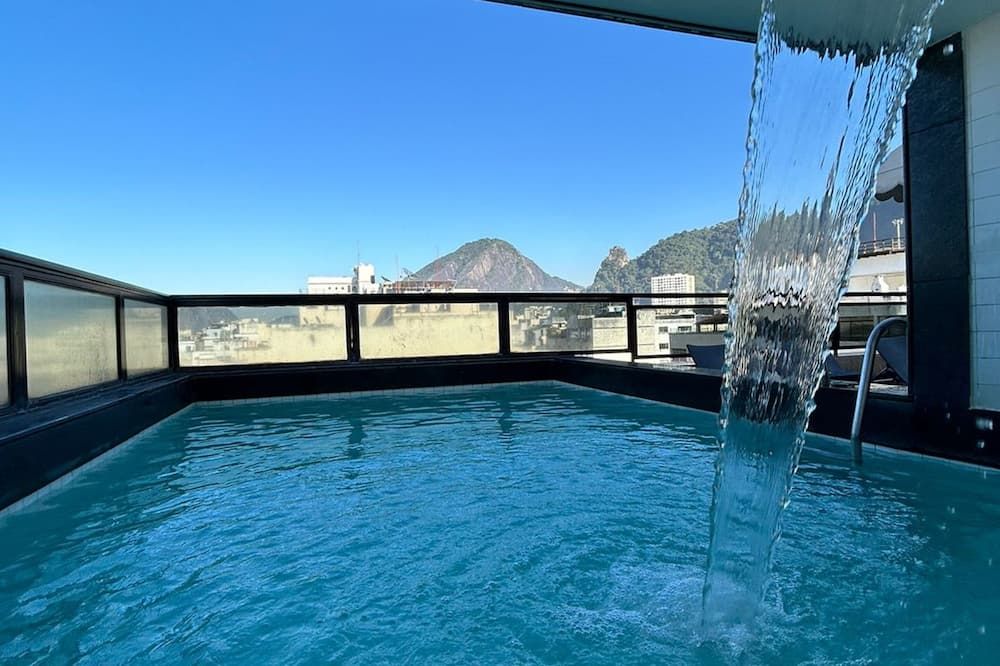 حوض السباحة