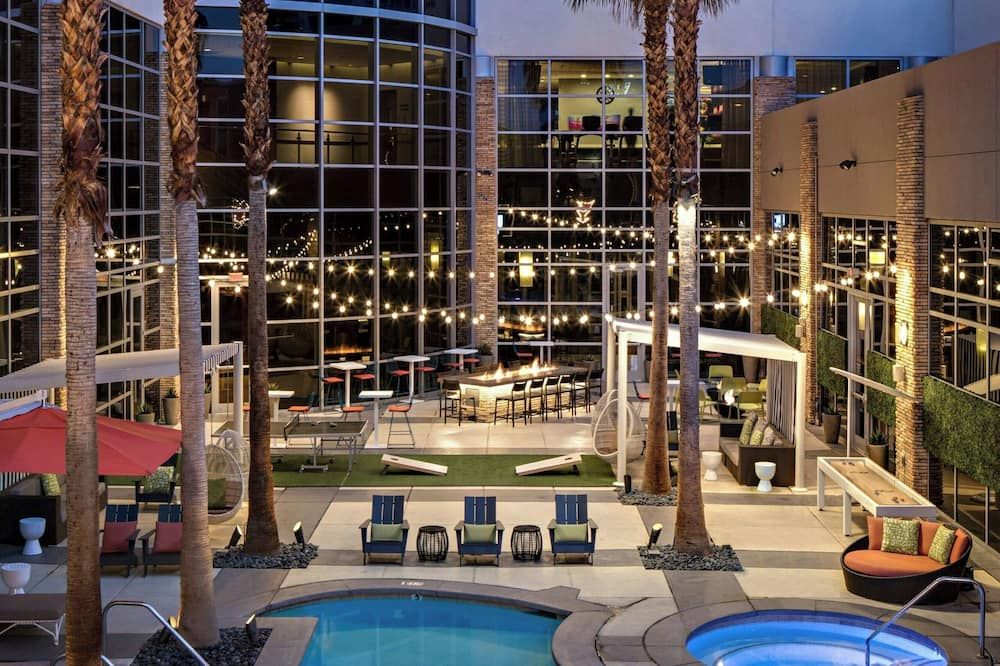 حوض السباحة