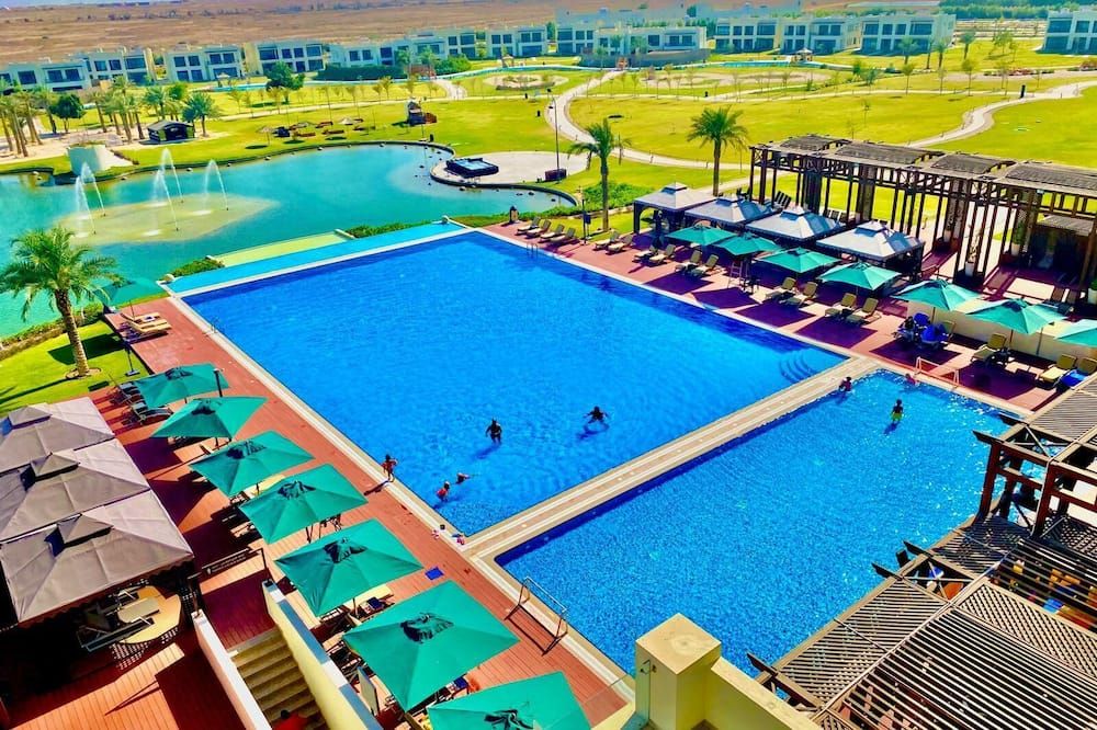 حوض السباحة