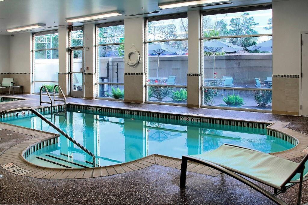 حوض السباحة