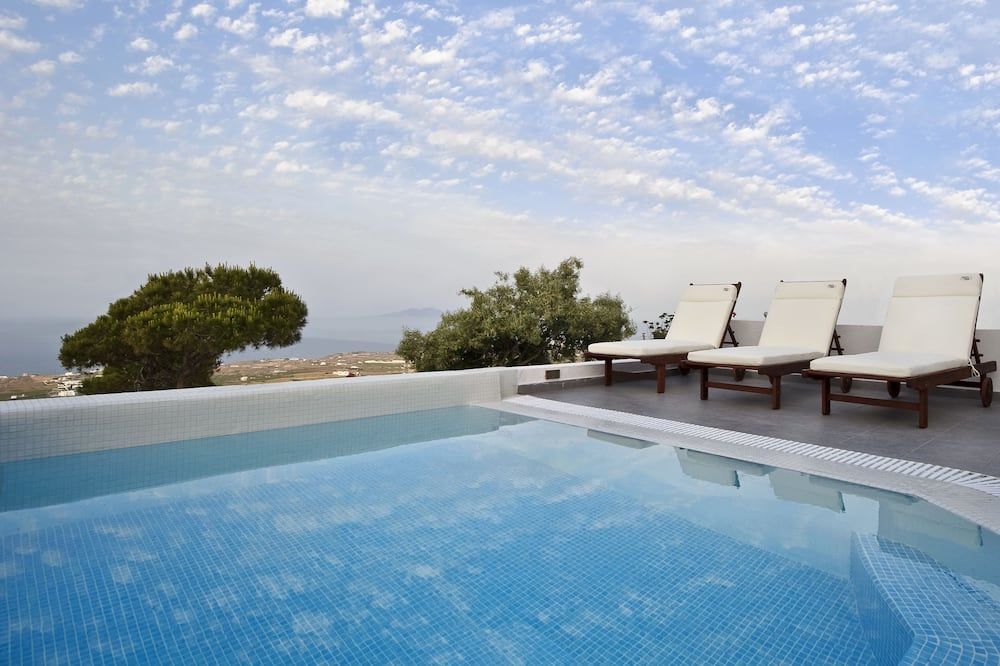 حوض السباحة