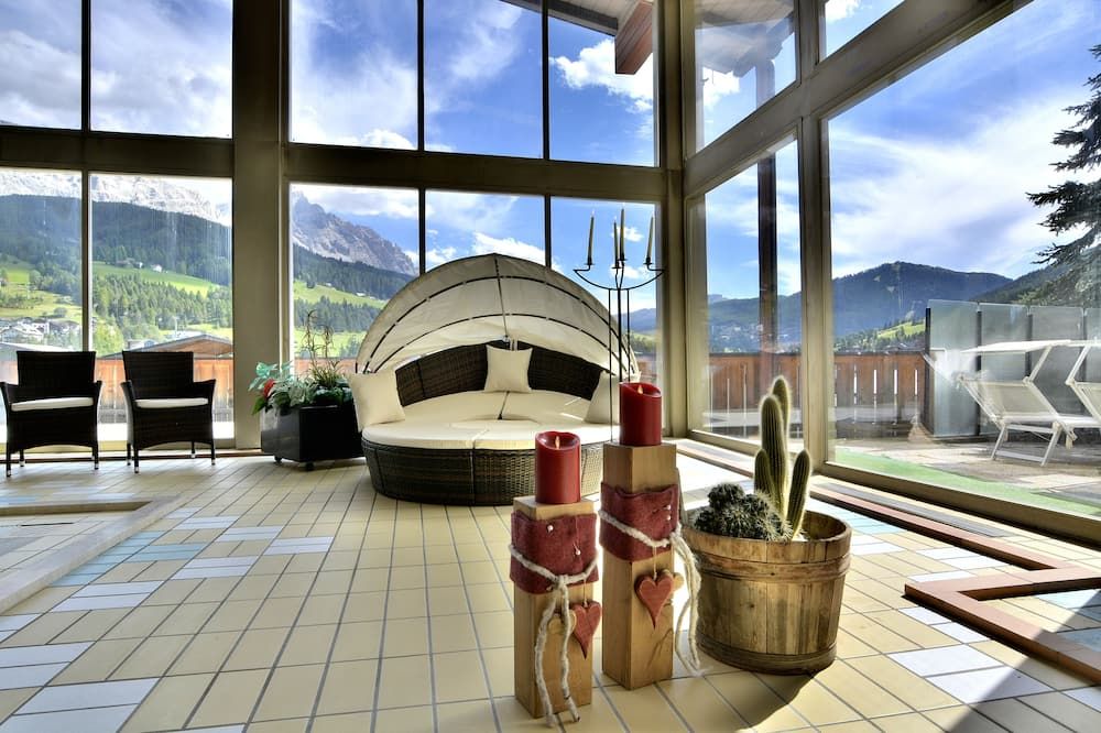 حوض السباحة