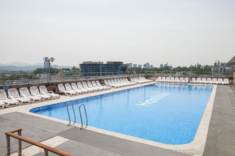 حوض السباحة