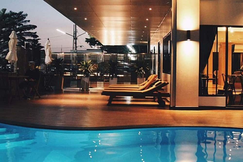 حوض السباحة