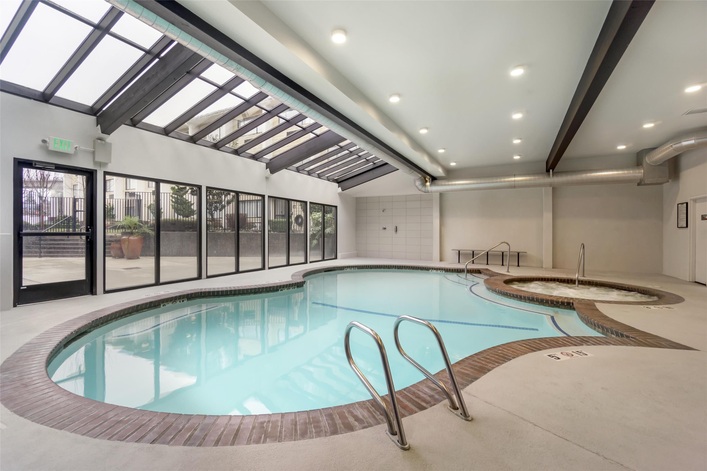 حوض السباحة