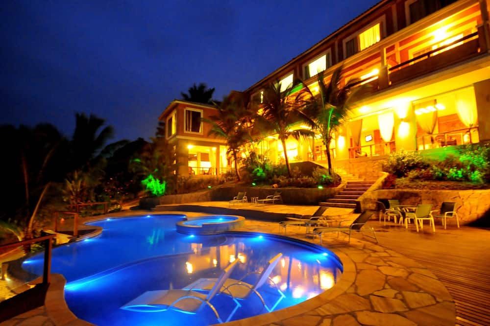 حوض السباحة