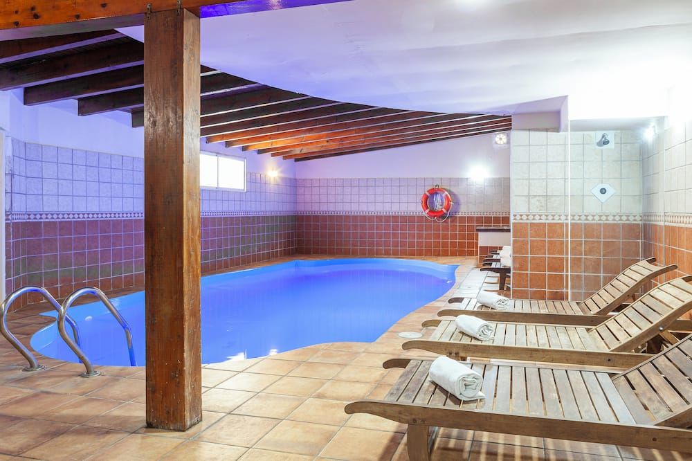 حوض السباحة