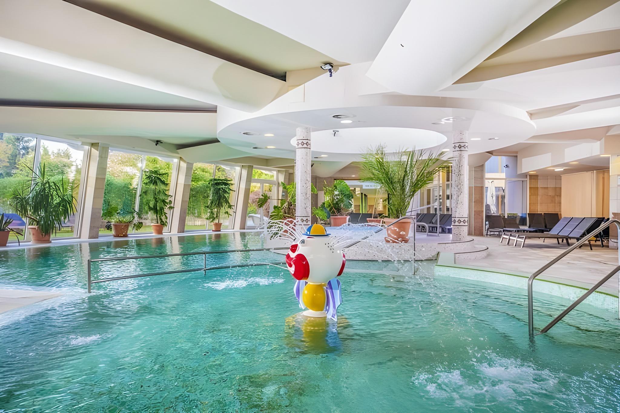 حوض السباحة