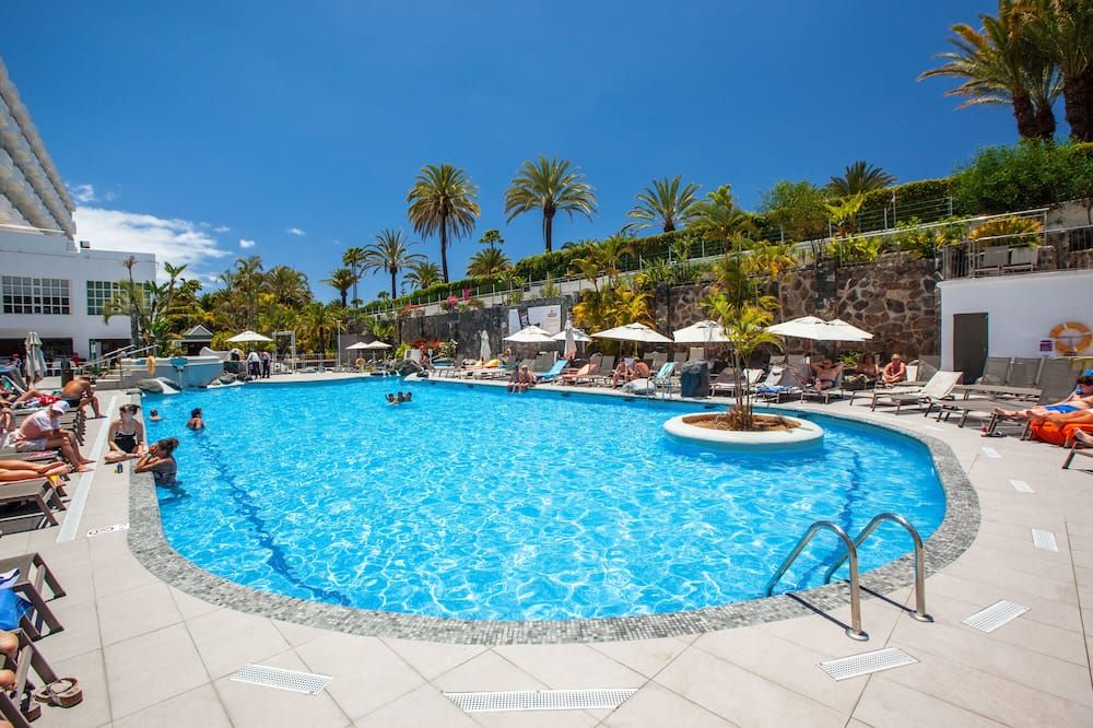 حوض السباحة