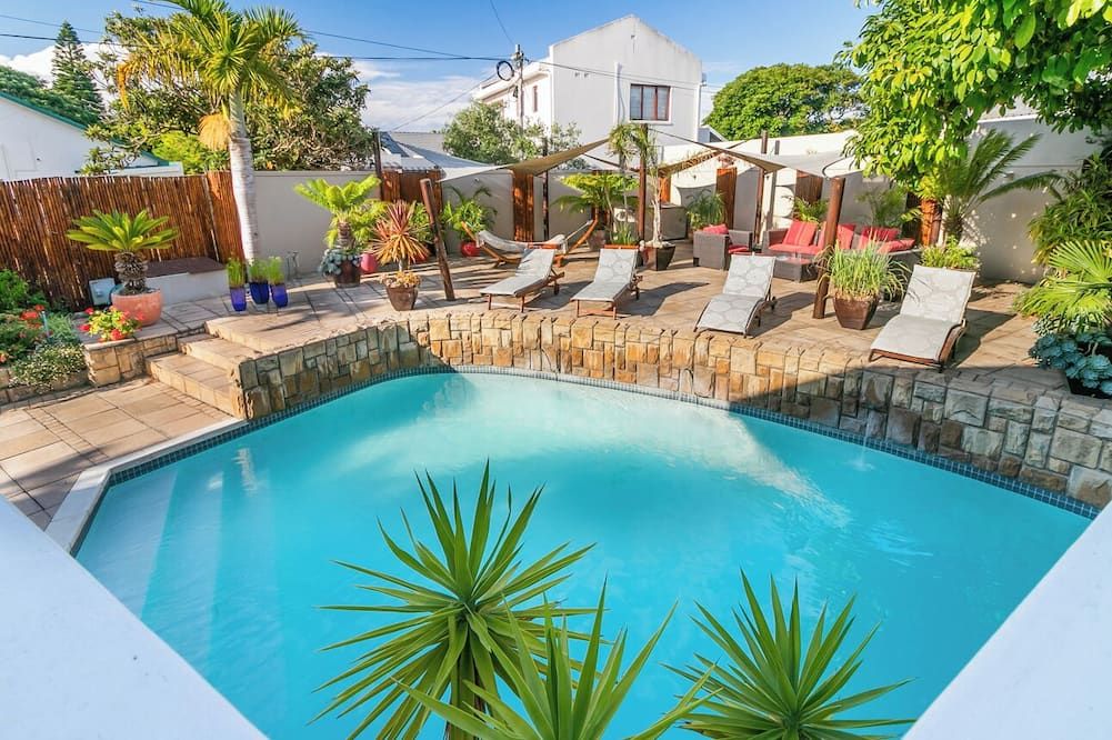 حوض السباحة