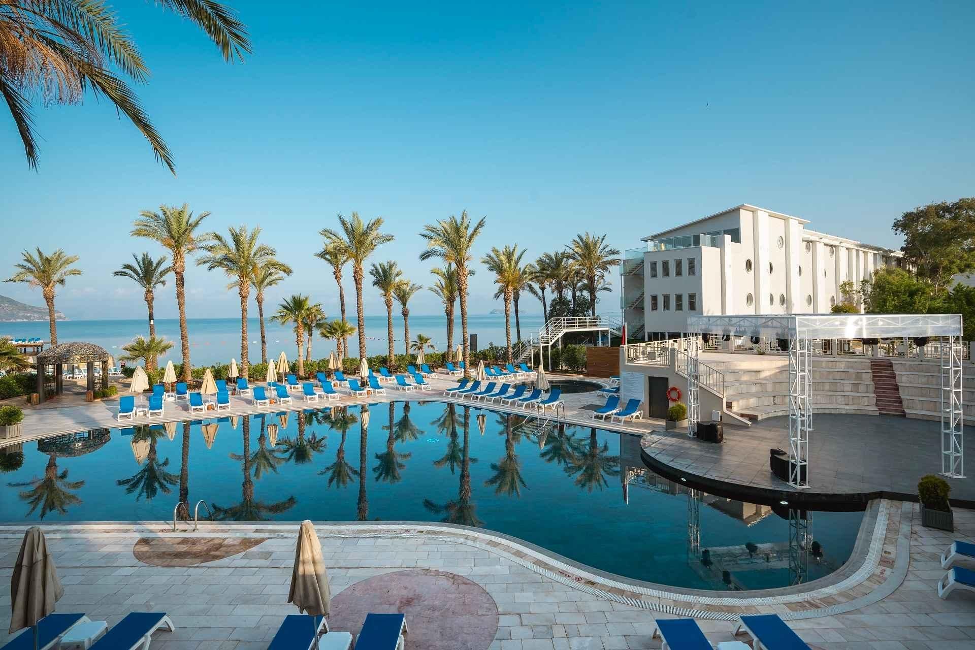 حوض السباحة