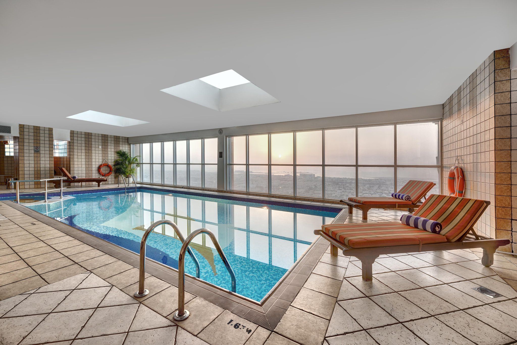 حوض السباحة