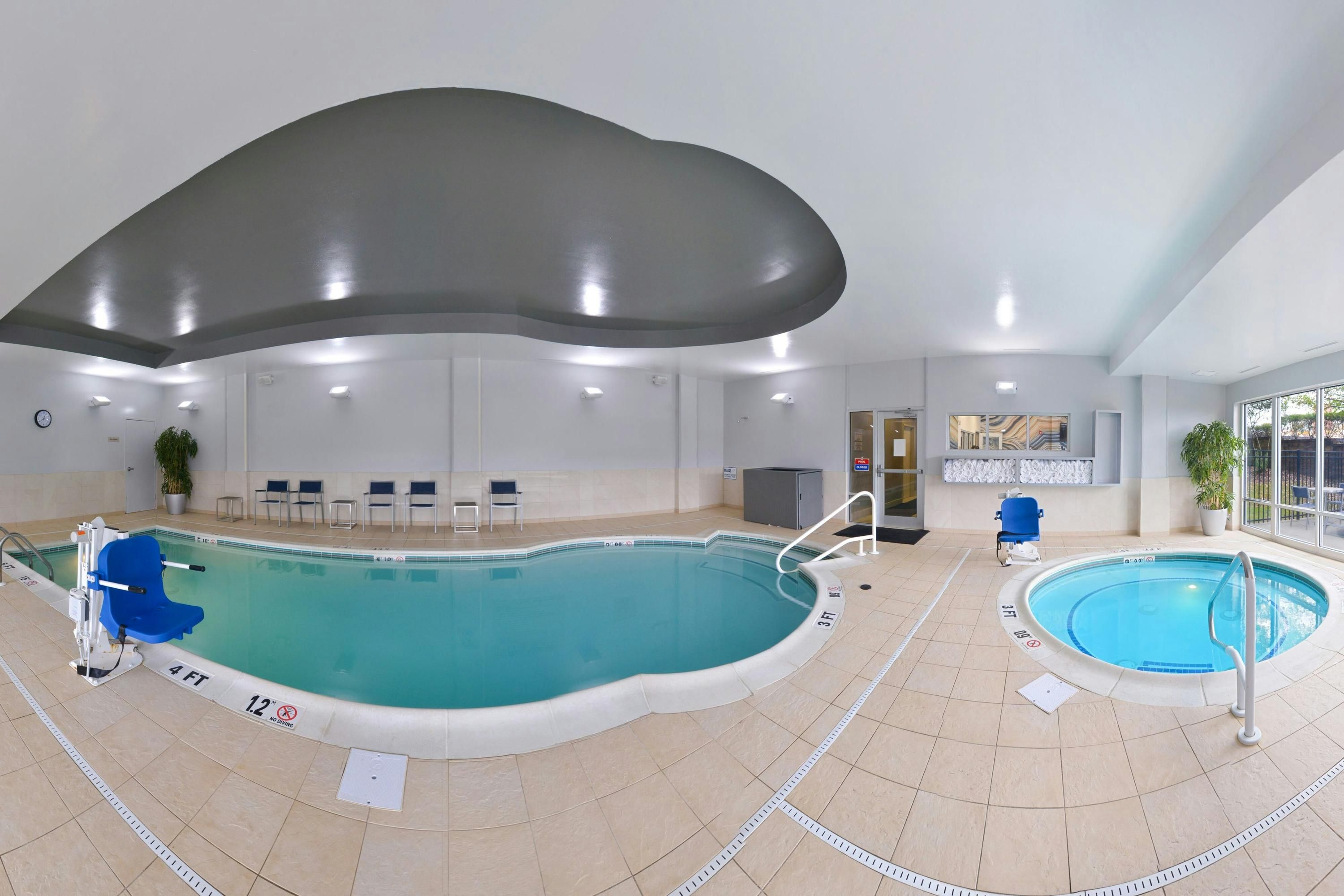 حوض السباحة