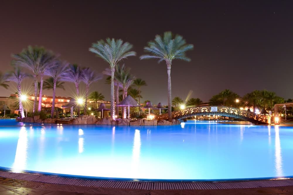 حوض السباحة