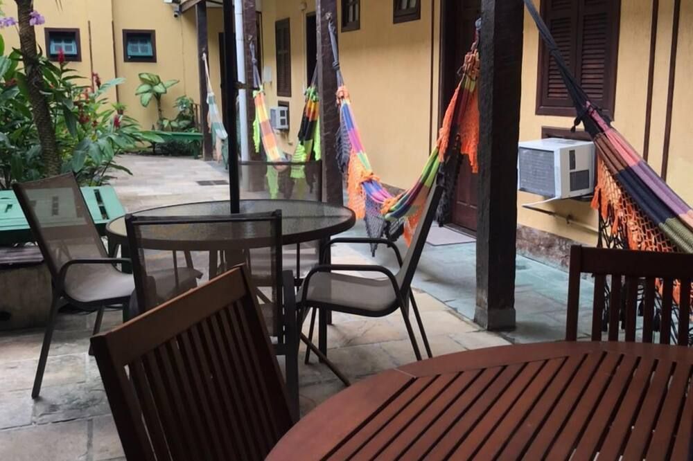 شرفة مرصوفة