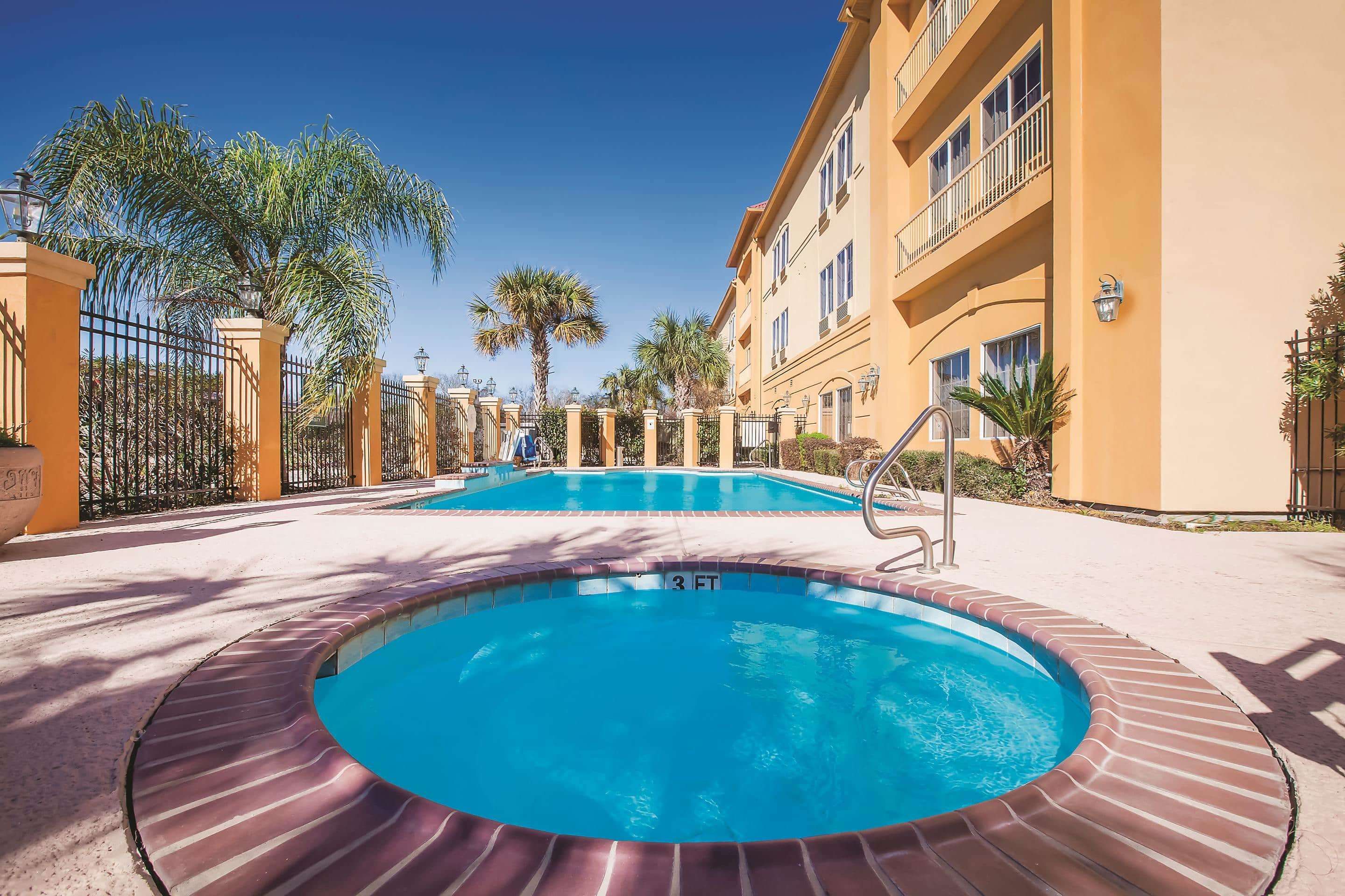 حوض السباحة