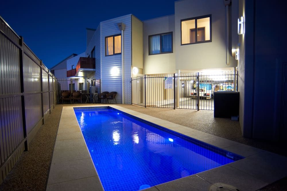 حوض السباحة