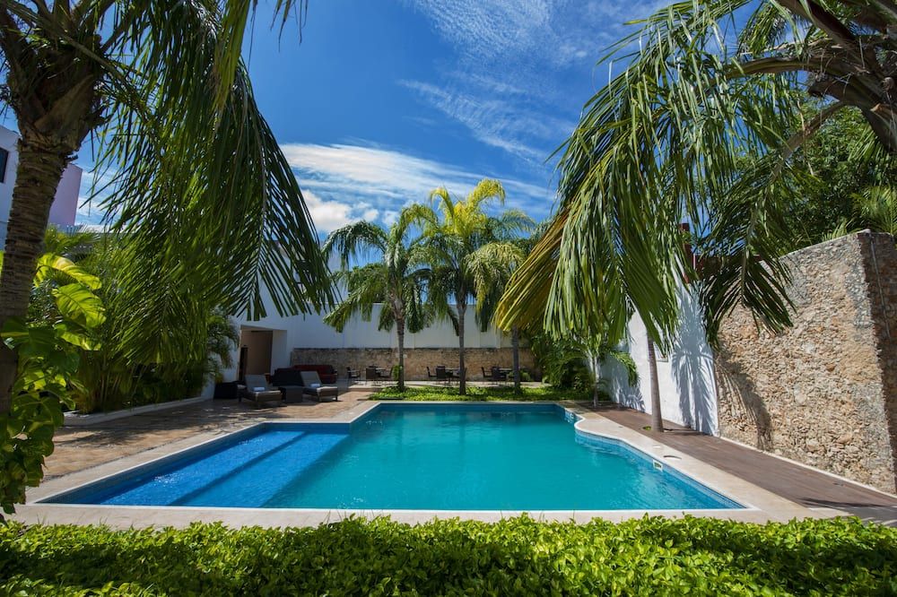 حوض السباحة