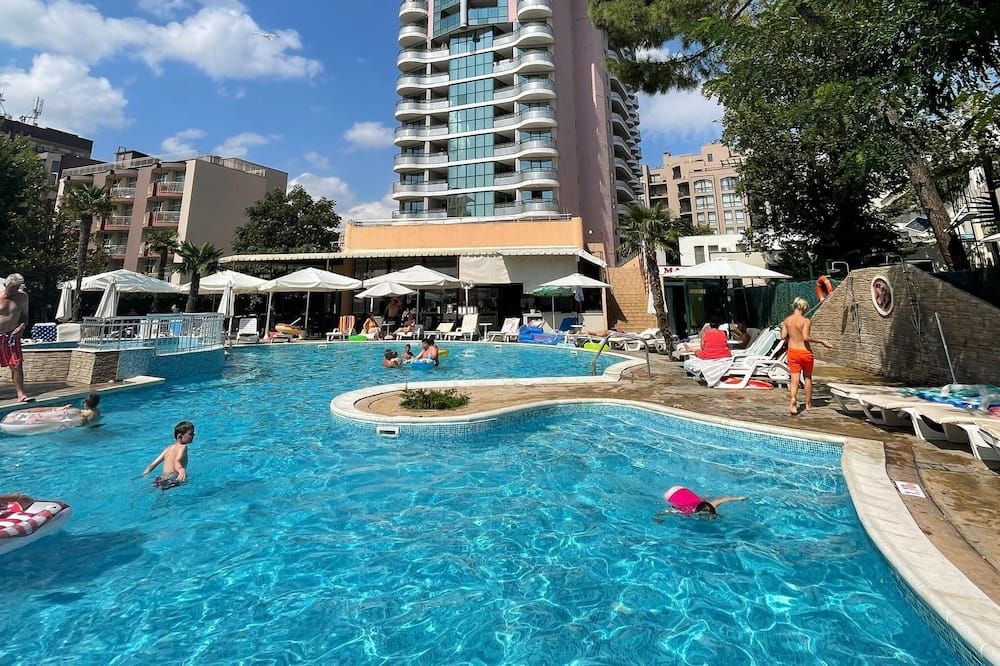 حوض السباحة