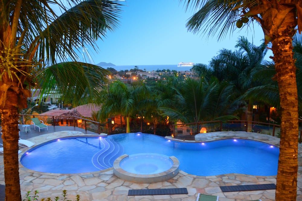 حوض السباحة