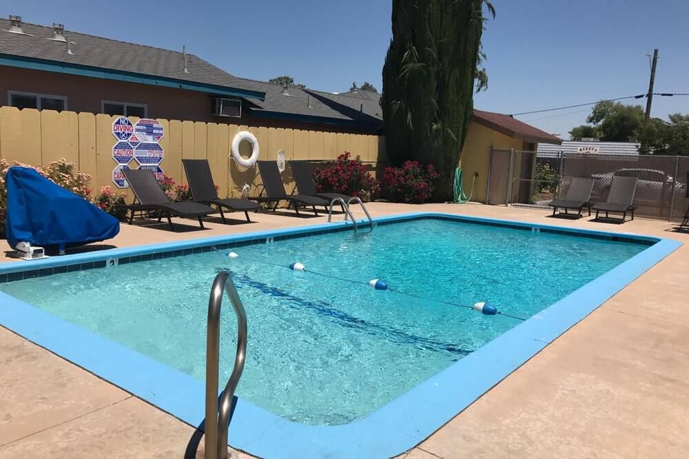 حوض السباحة